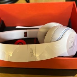 White Beats Solo 3 wireless